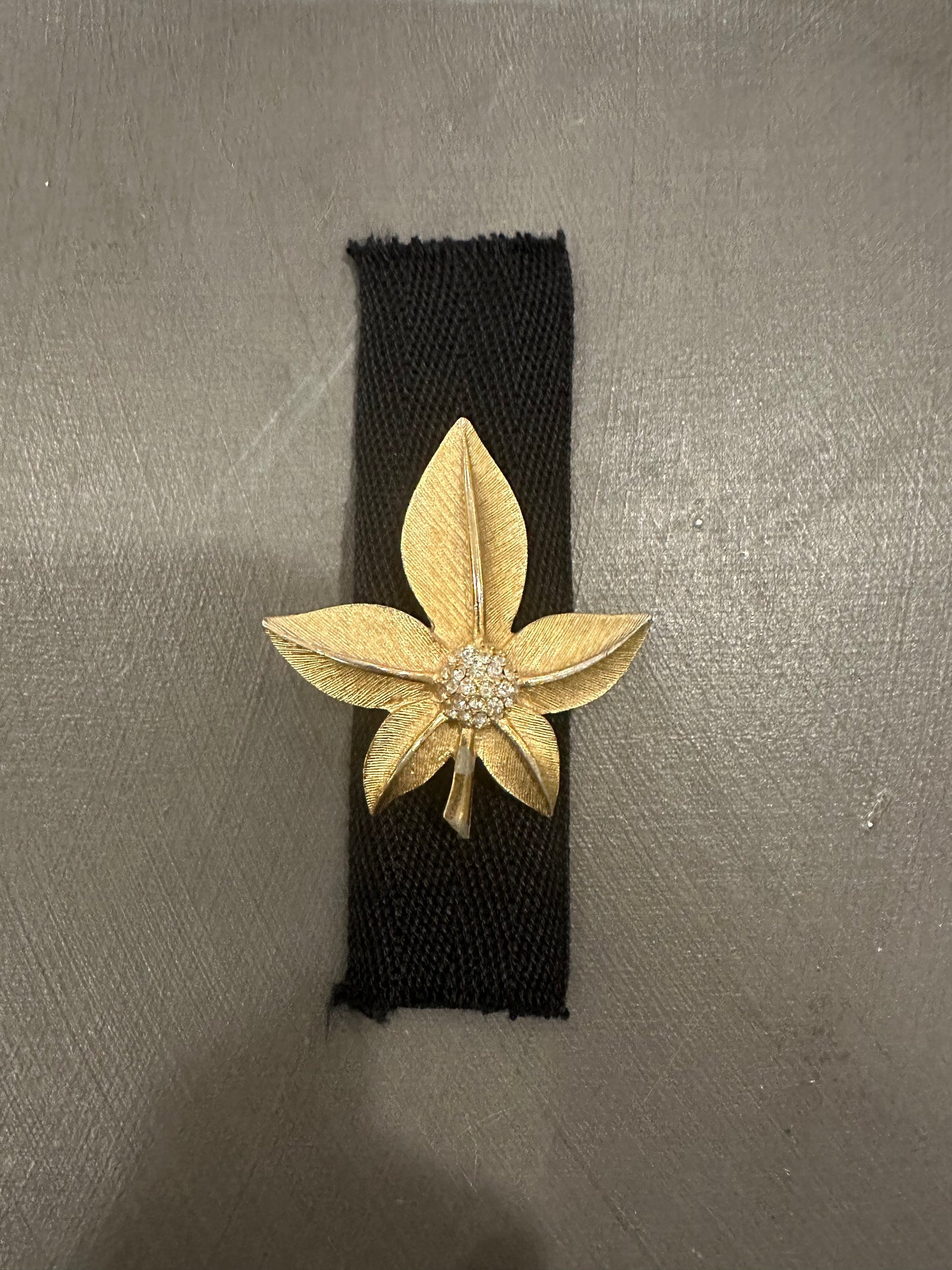 Vintage 5 leaf Pin